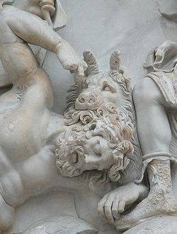 Ein fallender Gigant vor Artemis. Mit dem Fingeransatz zielend ins Auge des Löwen